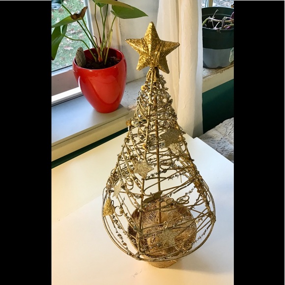 Wire crafted Christmas tree. Gold color 17”H x 7” - Picture 5 of 7